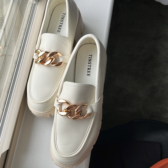 Size 9 Women’s Cream Loafers - Picture 2 of 3